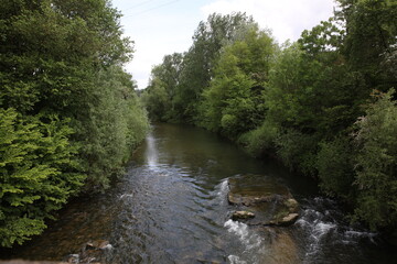 Fluss Fils mit Bäumen im Spätsommer