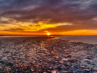 Dawn at the Frozen Lake
Eine atemberaubende Landschaft, bei der die aufgehende Sonne den Himmel in...