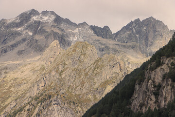 Wildromantische Alpenlandschaft über dem Val Masino; Blick von Süden auf Pizzo di Zocca (3173)...