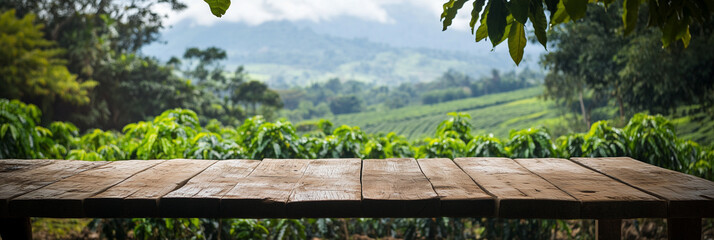 Banner para exposição de produtos derivados de café, mesa de madeira ao ar livre com linda paisagem de cafezal ao fundo