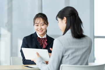相談する女子高生　撮影協力：学校法人電波学園　東京電子専門学校