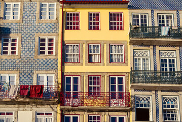 Obraz premium Sunlit Balconies and Tiled Walls: The Heart of Porto's Ribeira