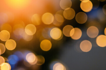Fototapeta premium Blurred golden yellow bokeh on light gradient background. Abstract defocused blinking lights. Horizontal banner for text about holiday sales. Christmas and New Year.