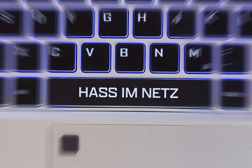 Tastatur mit der Aufschrift HASS IM NETZ (Symbolbild, Composing)