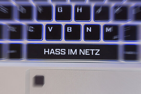 Tastatur mit der Aufschrift HASS IM NETZ (Symbolbild, Composing)