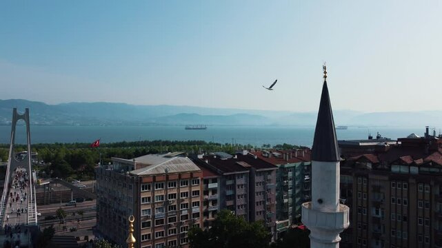 The minaret of the historical Pertev Mehmet Pasha (Yeni Cuma) Mosque in Izmit, a work of Mimar Sinan, creates an impressive composition with the city, sea and mountain views.