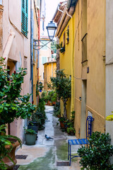 Naklejka premium Dans les rues de Menton, capitale du citron en France
