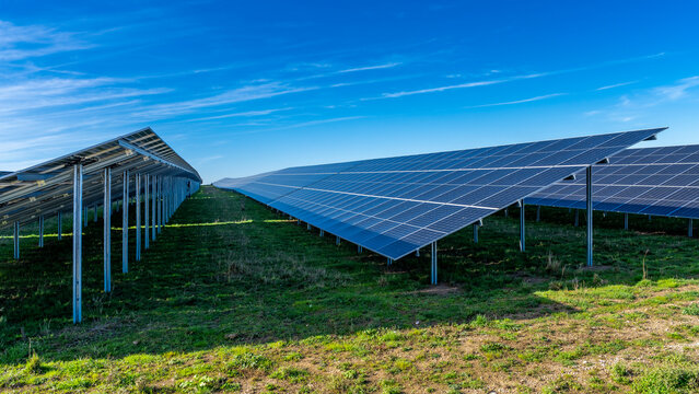 Seitliche Sicht in eine Photovoltaikanlage unter blauem Himmel