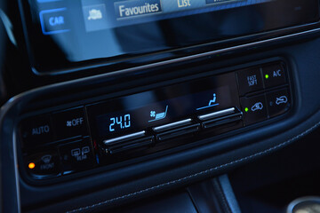 Obraz premium Modern car climate control panel showing temperature and settings