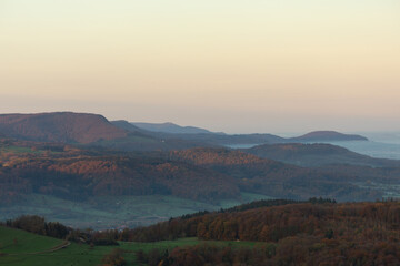 Obraz premium Sonnenaufgang im Herbst auf der Schwäbischen Alb bei Donzdorf. Blick auf den Albtrauf. Nebel im Tal.
