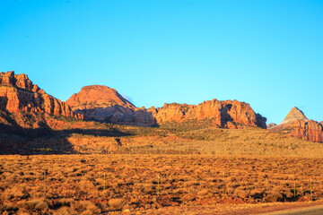 Naklejka premium A desert landscape with a mountain in the background