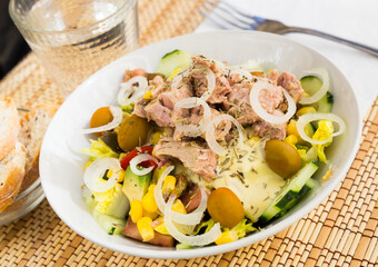 Mediterranean vegetable salad with tuna