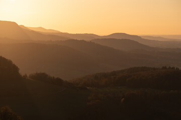 Wunderschöner Sonnenuntergang mit dem Albtrauf von der Ostalb aus gesehen auf dem Rötelstein bei Donzdorf. 
