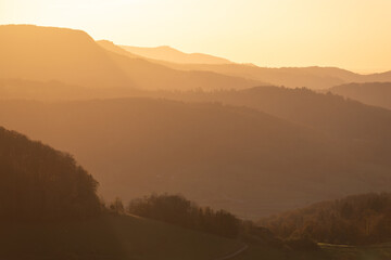 Wunderschöner Sonnenuntergang mit dem Albtrauf von der Ostalb aus gesehen auf dem Rötelstein bei Donzdorf. Man sieht den Breitenstein und die Burg Teck.