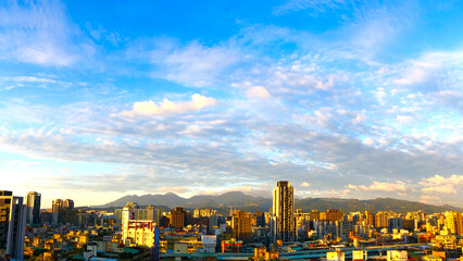Obraz premium Blue sky and clouds above city view