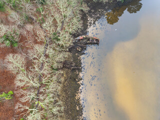 vue aérienne sur des épaves de bateaux échouées sur le rivage à Audierne en France. Photo prise par un drone