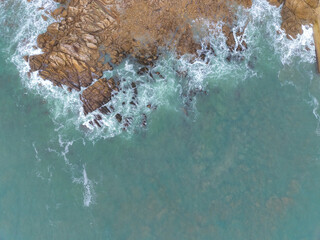 vue aérienne prise avec un drone montrant la mer et les vagues déferlant sur les rochers