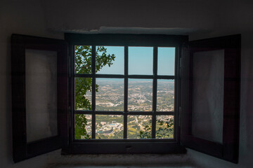 Fenster mit Gitter mit Blick auf die Umgebung