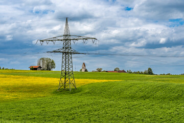 Stromtrasse für Energieversorgung führt übers Feld
