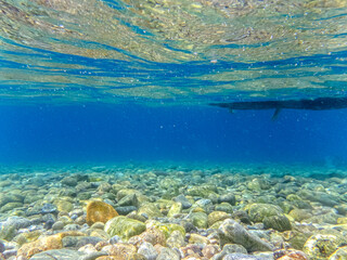 Materassino gonfiabile a galla visto da sotto la superficie del mare © fulviodegregorio