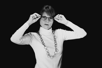 Fototapeta premium Frau mit Brille und Kette als stilvolles Schwarzweißporträt