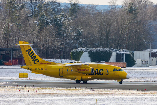 Ein gelbes ADAC-Ambulanzflugzeug mit der Kennung "D-BADA" rollt &uuml;ber die schneebedeckte Startbahn des Albrecht D&uuml;rer Airport N&uuml;rnberg 