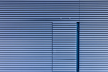 Fassade eines modernen Bürogebäudes mit Jalousien 