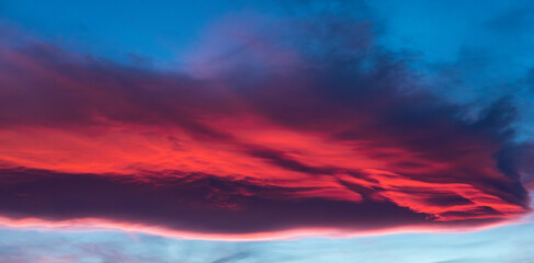 Mocne czerwono granatowe niebo przy zachodzie słońca. © Marcin