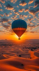 Obraz premium A Lone Hot Air Balloon Ascending into the Golden Desert Sky