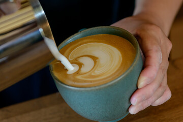 ラテアートを作るバリスタの手元