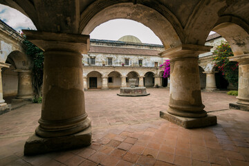 Obraz premium cloister of the cathedral of st john the baptist