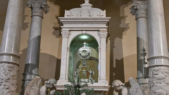 The church of S. Francesco or sanctuary of the Eucharistic Miracle is annexed to the homonymous convent of the Friars Conventual. It contains the famous relics of the Eucharistic miracle of Lanciano.