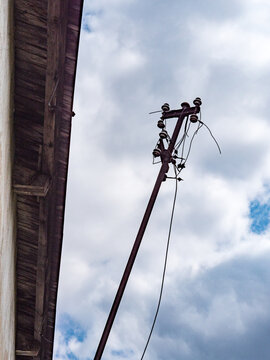 alter Strommast