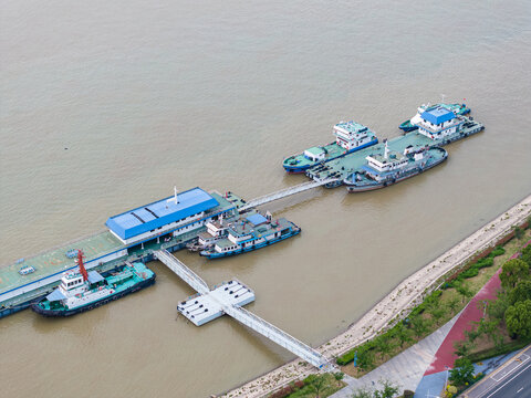 ship loading and unloading
