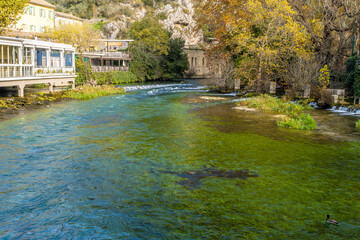 Fototapeta premium L'Isle-sur-la-Sorgue : Charme et Sérénité Provençale