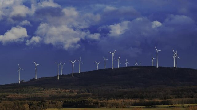 Zeitraffer eines Windparks auf einem Berg in Deutschland mit dynamischem Wolkenhimmel