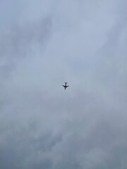 Avión sobre cielo nublado, avión volando nublado, nubes