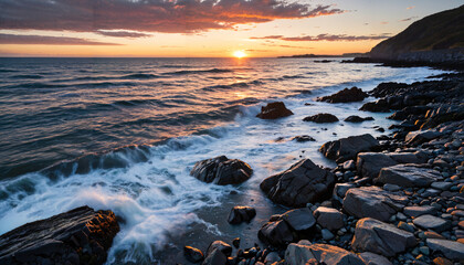 Obraz premium Coucher de soleil sur la côte rocheuse