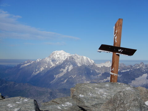 Das Gipfelkreuz am Combin de Valsorey 4184m mit Blick zum Mont Blanc 4810m (der h&ouml;chste Berg der Alpen)