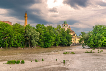 Das Müllersche Volksbad in München an einem trüben Sommertag