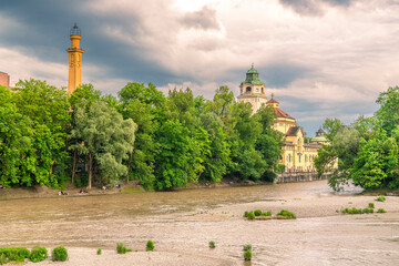 Müllersches Volksbad in München an der Isar mit hohem Wasserpegel