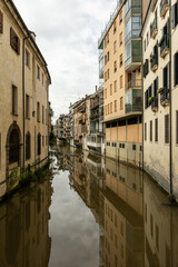 Fototapeta premium canals cross the city of Padua with buildings