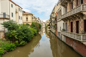 canals cross the city of Padua with buildings