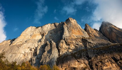 Obraz premium Majestic mountain range under a vibrant blue sky.