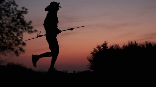 Silueta corredor anochecer por monta&ntilde;a