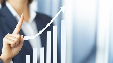 右肩がりのグラフを指差す女性の画像