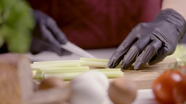 Świeży seler naciowy przygotowywany na desce w domowej kuchni