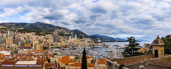 Obraz premium Panorama de Monaco et son port de plaisance depuis le Rocher