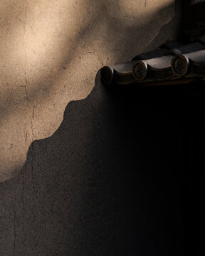 Eaves and wall: the interplay of light and shadow.