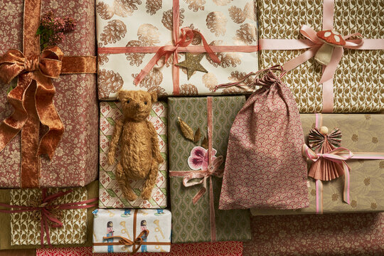 Wrapping Christmas gifts with vintage paper, ribbons and bows